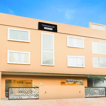 Super Townhouse Viraj Khand Formerly Veridian Inn Chinhat Buitenkant foto