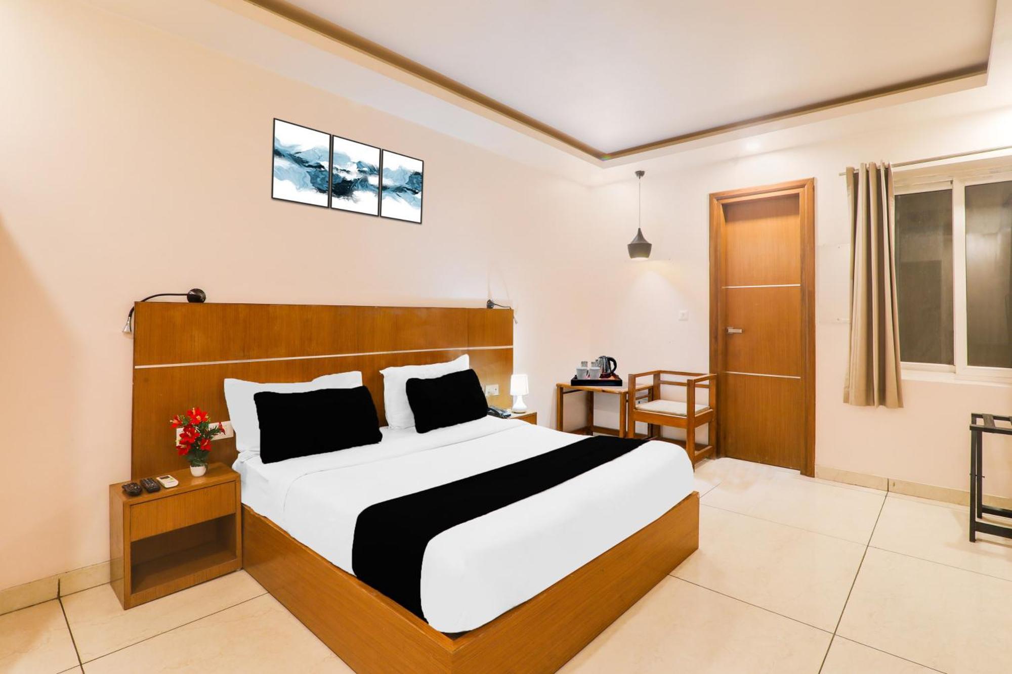 Super Townhouse Viraj Khand Formerly Veridian Inn Chinhat Buitenkant foto