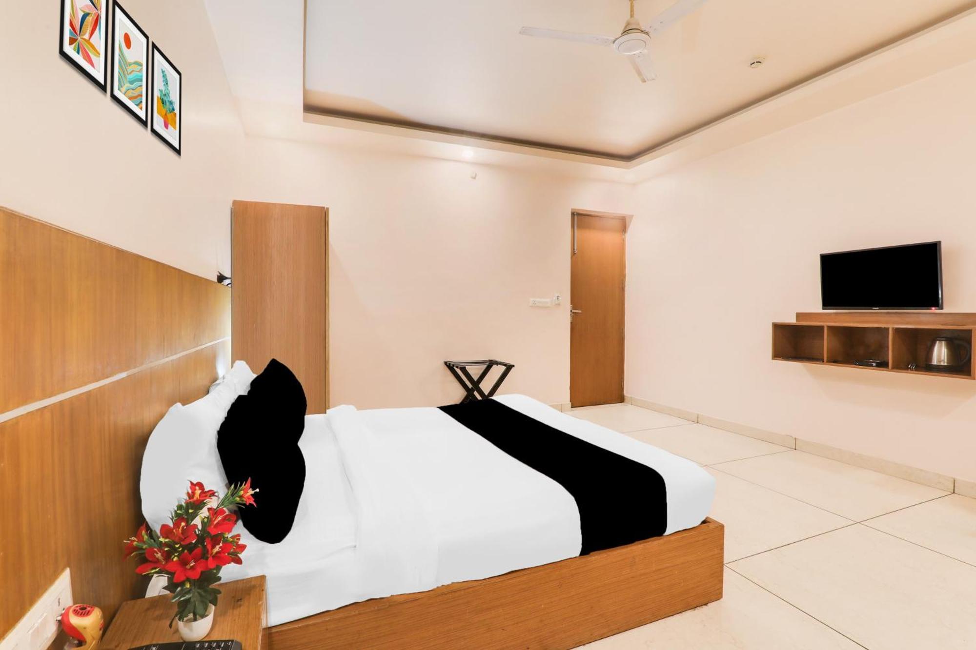 Super Townhouse Viraj Khand Formerly Veridian Inn Chinhat Buitenkant foto