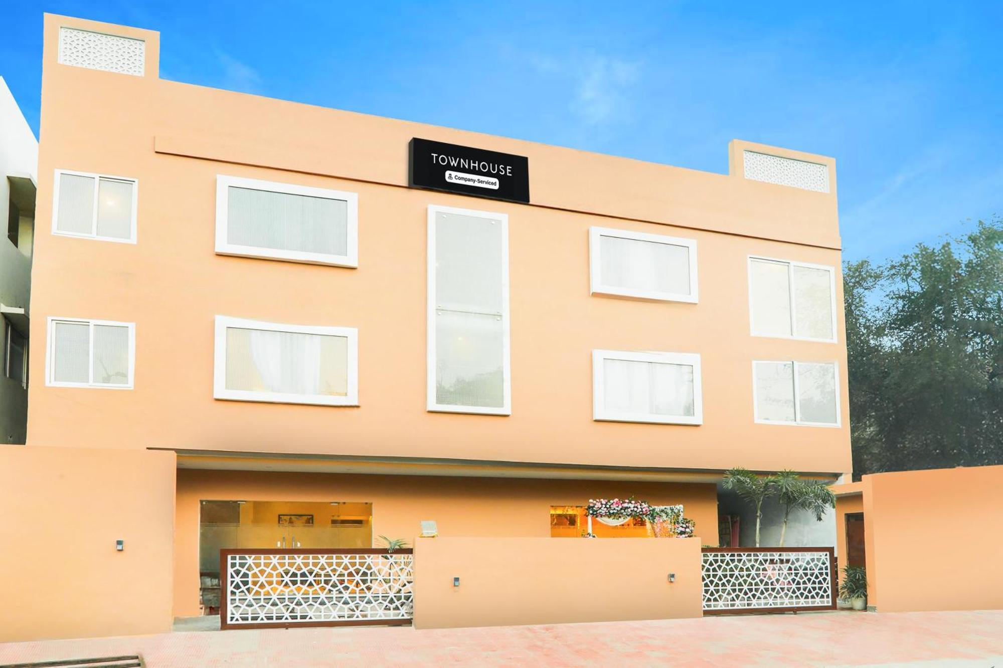 Super Townhouse Viraj Khand Formerly Veridian Inn Chinhat Buitenkant foto