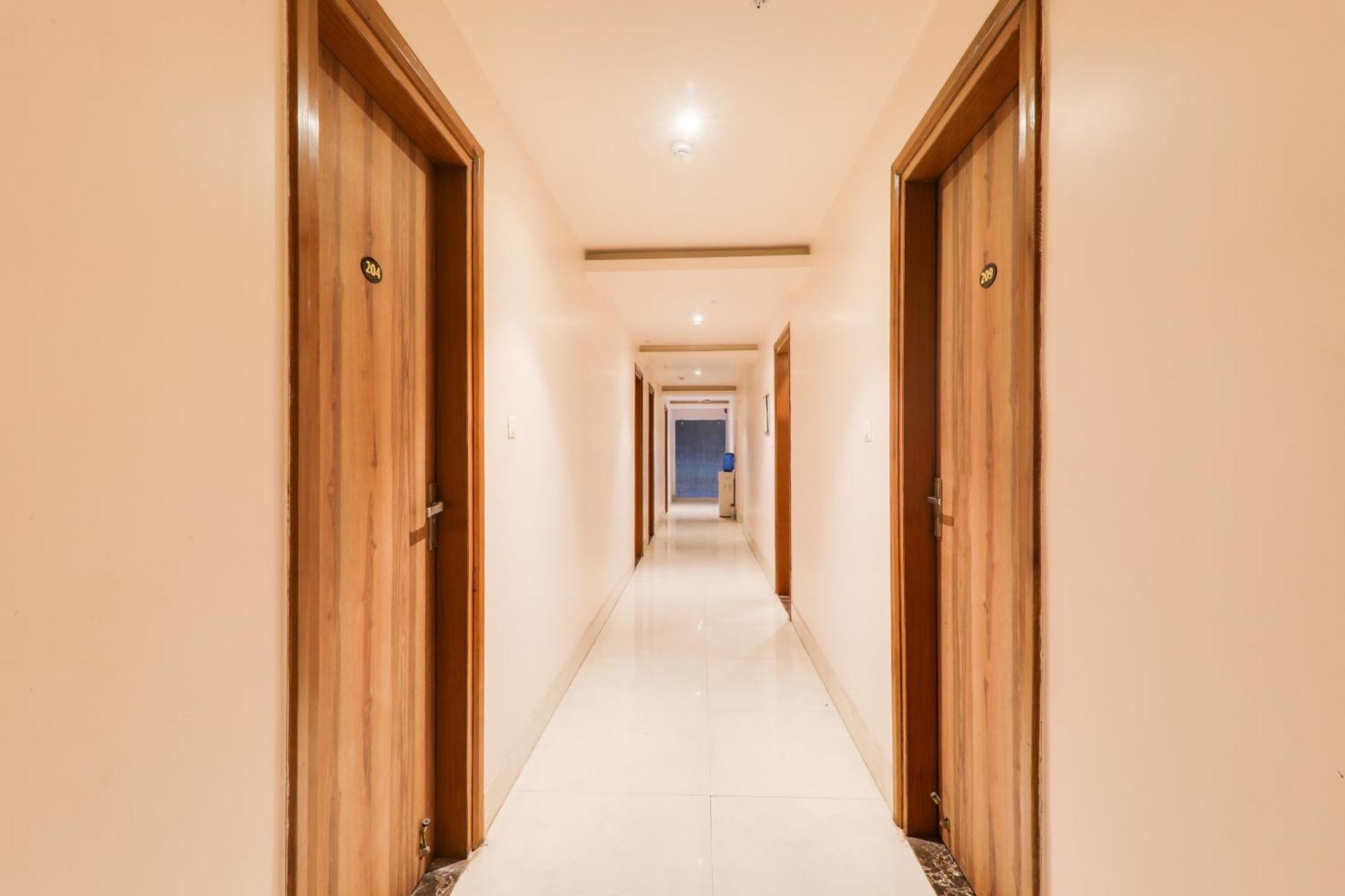 Super Townhouse Viraj Khand Formerly Veridian Inn Chinhat Buitenkant foto