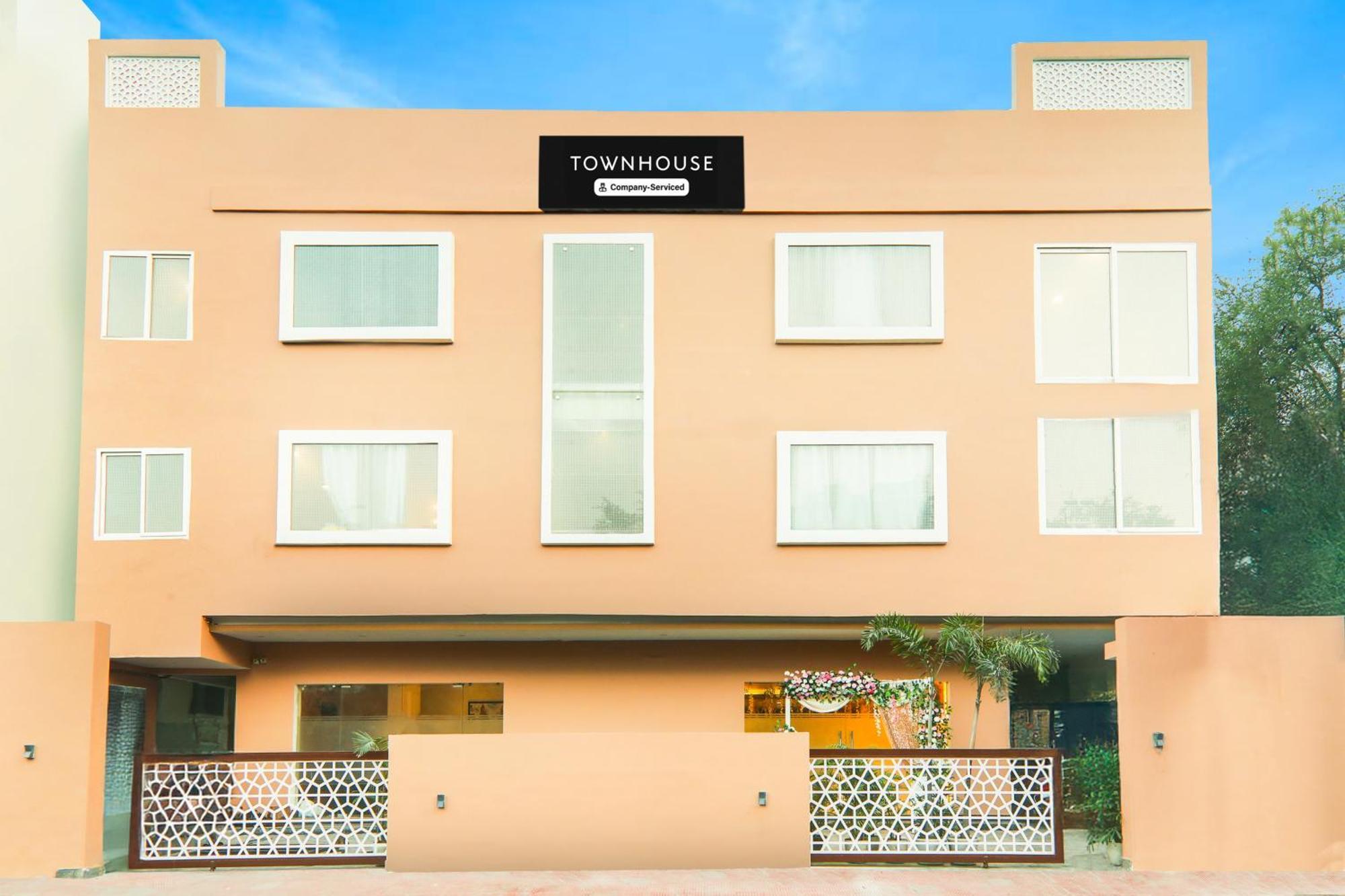 Super Townhouse Viraj Khand Formerly Veridian Inn Chinhat Buitenkant foto