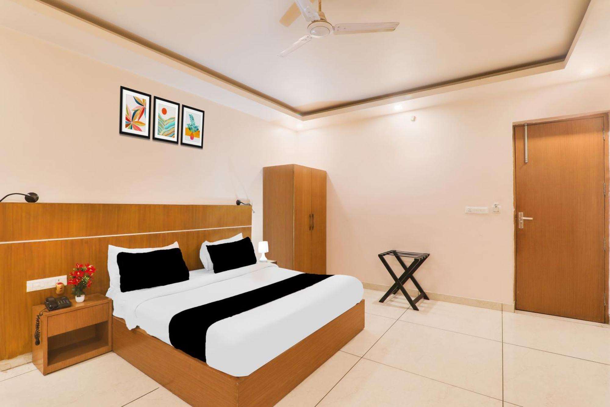 Super Townhouse Viraj Khand Formerly Veridian Inn Chinhat Buitenkant foto