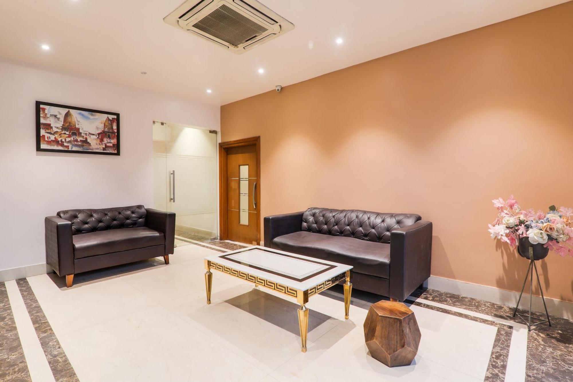 Super Townhouse Viraj Khand Formerly Veridian Inn Chinhat Buitenkant foto