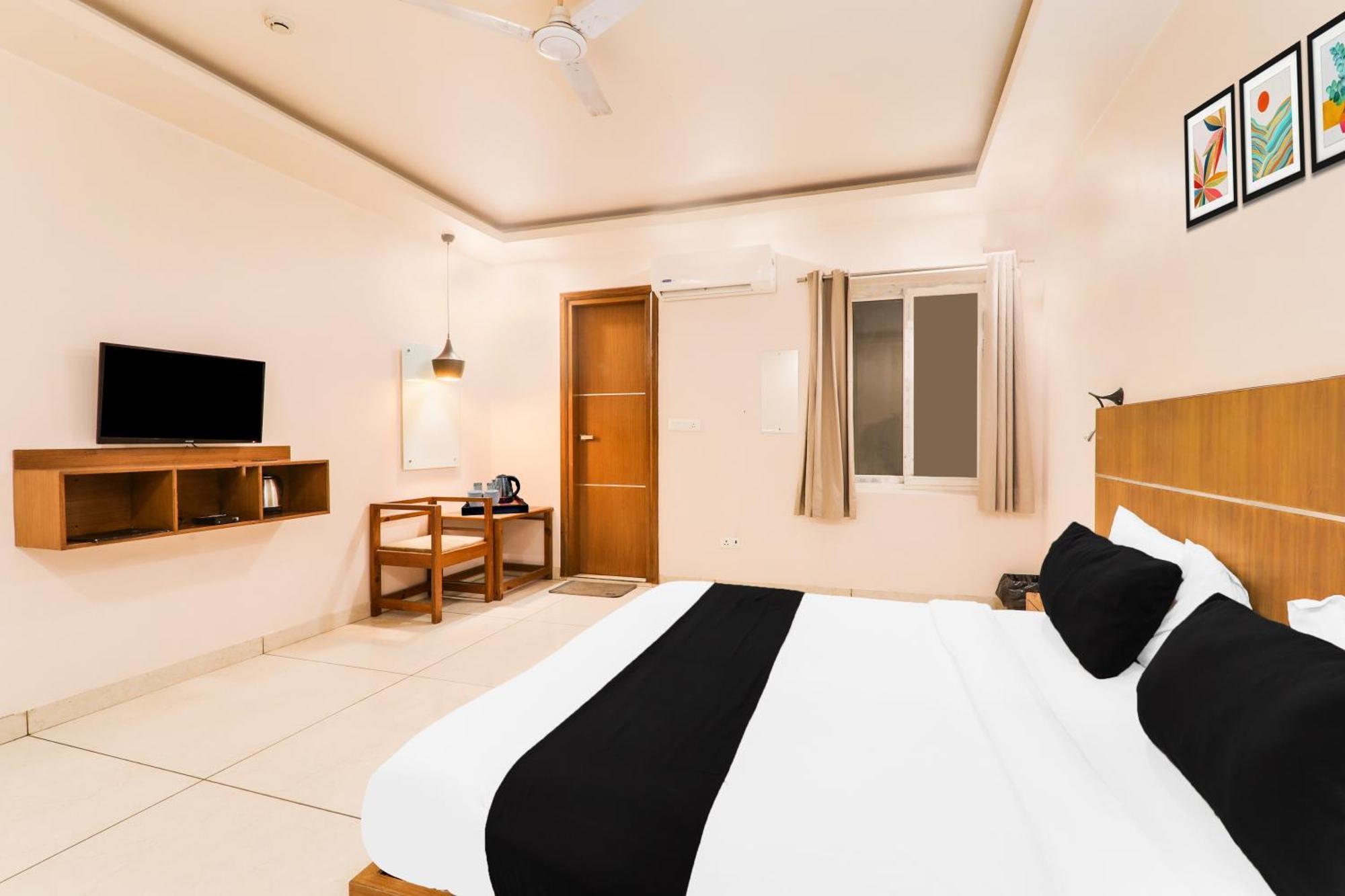 Super Townhouse Viraj Khand Formerly Veridian Inn Chinhat Buitenkant foto