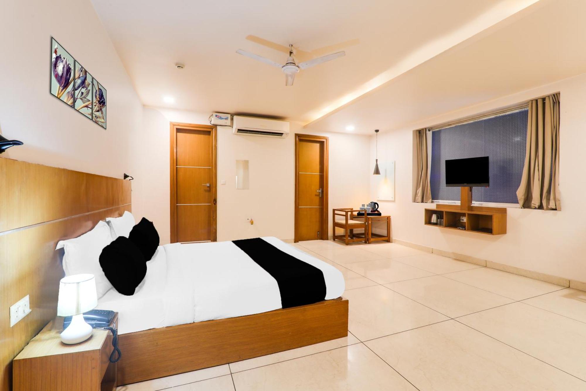 Super Townhouse Viraj Khand Formerly Veridian Inn Chinhat Buitenkant foto